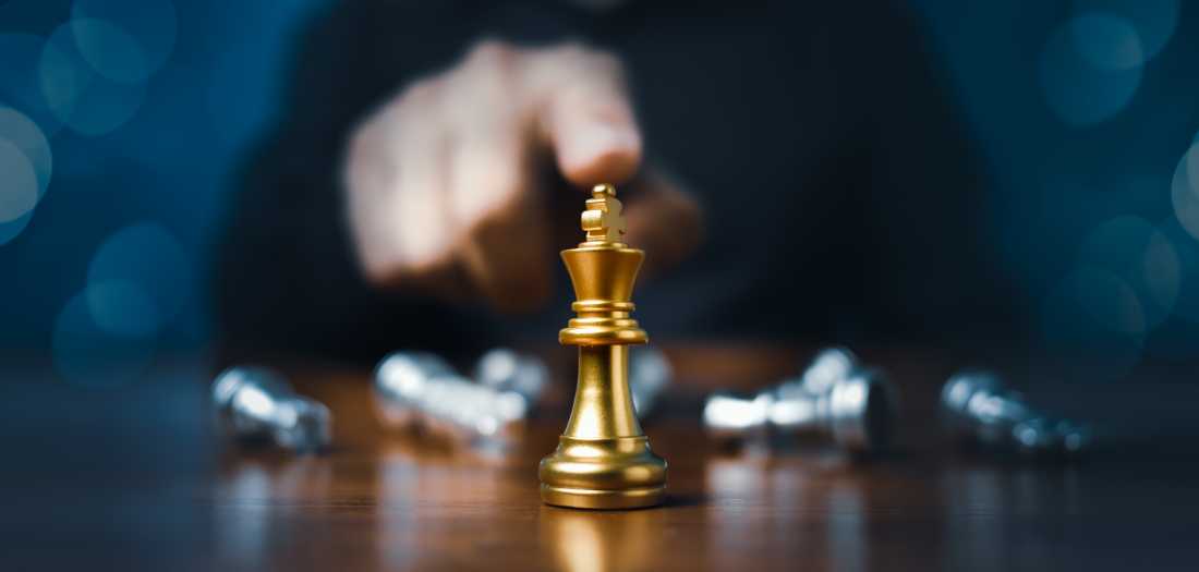 gold-chess-king-figure-against-silver-chess-oppone-2022-11-09-15-04-08-utc